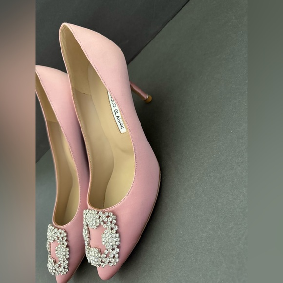 MANOLO BLANIK HANGISI SALON - Picture 3 of 7